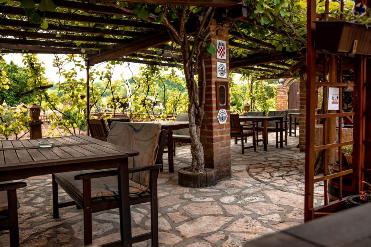 Restoran I Prenociste Egghus Hotel Nekcse Kültér fotó