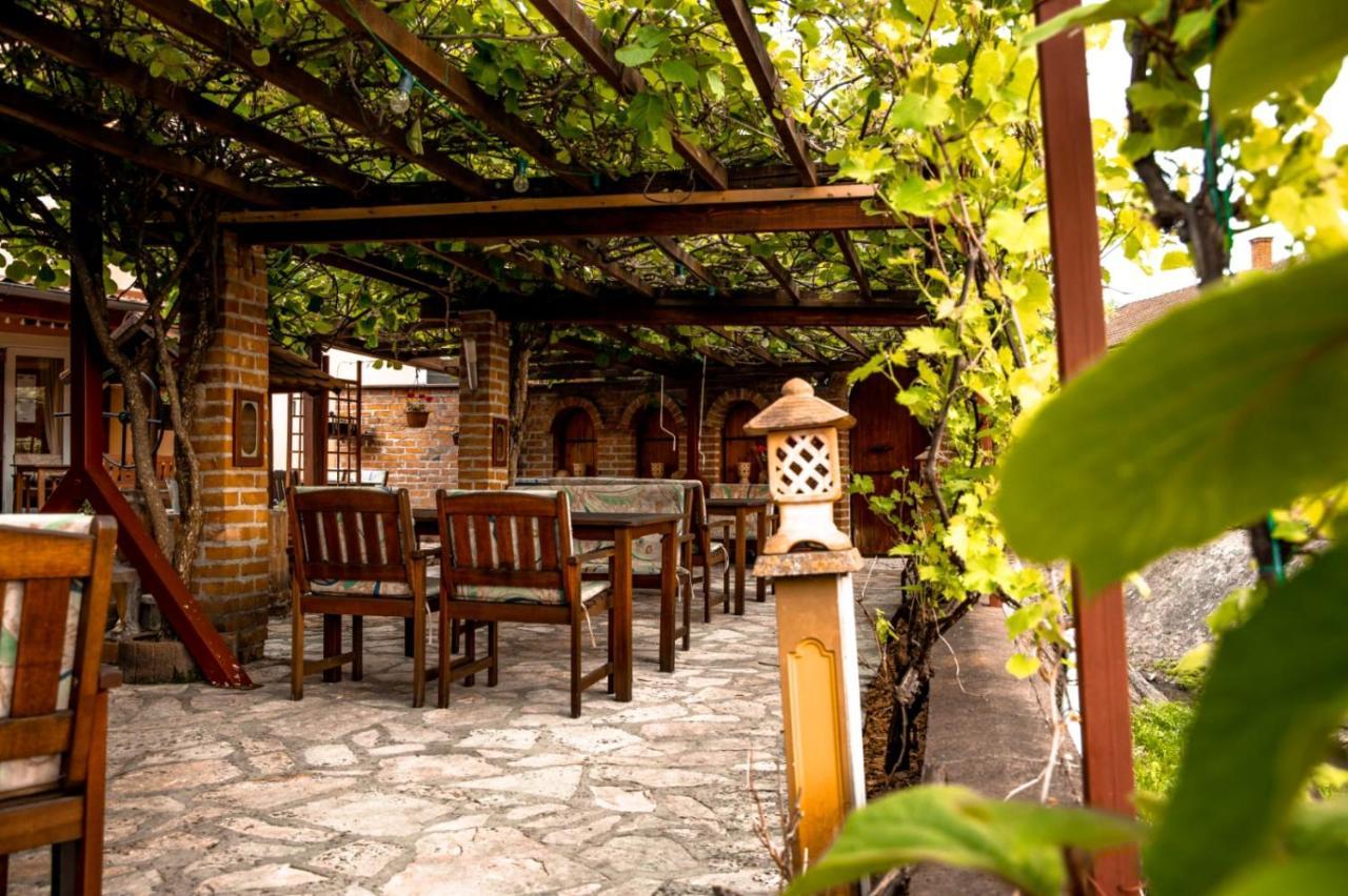 Restoran I Prenociste Egghus Hotel Nekcse Kültér fotó