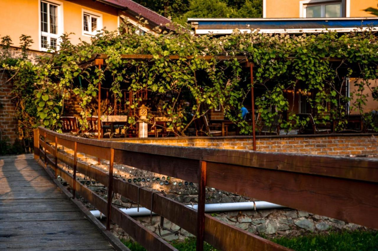 Restoran I Prenociste Egghus Hotel Nekcse Kültér fotó
